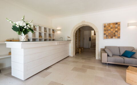 La Residenza - Corte dei Messapi: Eigendom, Kamer, Verdieping, Tegel, Interieur Ontwerp, Meubilair, Gebouw, Muur, Flooring, Onroerend Goed