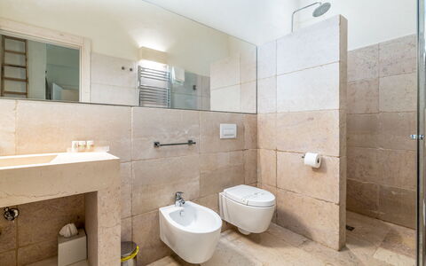 La Residenza - Corte dei Messapi: Spiegel, Loodgieterswerkinrichting, Eigendom, Gebouw, Wastafel, Kraan, Badkamer, Wastafel In De Badkamer, Interieur Ontwerp, Toilet
