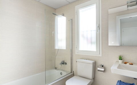 Los Naranjos Singles: Badkamer, Eigendom, Kamer, Interieur Ontwerp, Bad, Architectuur, Loodgieterswerkinrichting, Gebouw, Huis, Plafond