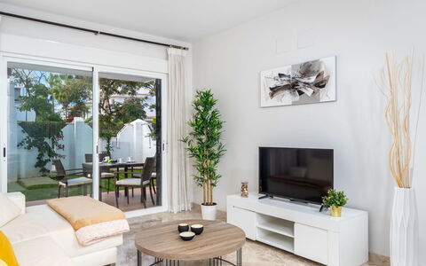 Los Naranjos Singles: Woonkamer, Wit, Kamer, Meubilair, Interieur Ontwerp, Eigendom, Gebouw, Huis, Koffietafel, Tafel