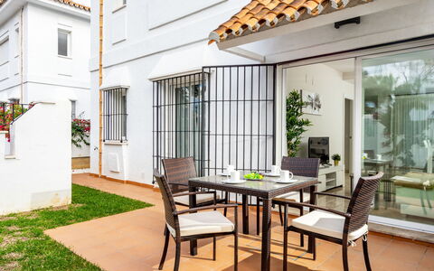 Los Naranjos Singles: Eigendom, Gebouw, Kamer, Interieur Ontwerp, Meubilair, Huis, Onroerend Goed, Tafel, Patio, Huis
