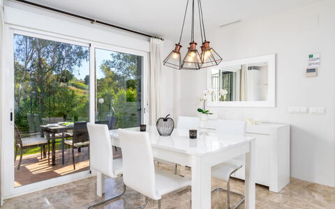 Los Naranjos Singles: Eigendom, Kamer, Meubilair, Eetkamer, Interieur Ontwerp, Tafel, Huis, Plafond, Gebouw, Onroerend Goed