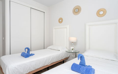 Los Naranjos Singles: Meubilair, Eigendom, Azure, Comfort, Textiel, Hout, Deur, Bed, Interieur Ontwerp, Verf