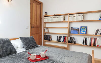 La Coupe de Cristal 460.5: Meubilair, Eigendom, Boekenkast, Plank, Hout, Comfort, Interieur Ontwerp, Flooring, Woonkamer, Verdieping