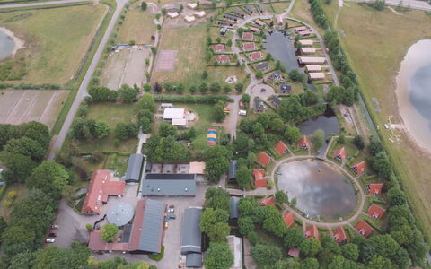 Comfortabel 8: Fabriek, Eigendom, Land Lot, Architectuur, Stedelijk Ontwerp, Buurt, Biome, Woongebied, Openbare Ruimte, Gras