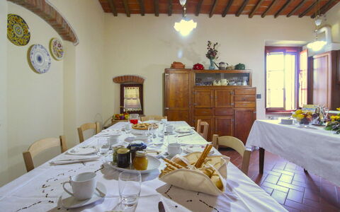 Galleria di Brolio: Meubilair, Interieur Ontwerp, Hout, Tafel, Eetkamer, Plafond, Keuken En Eettafel, Kamer, Verlichting, Stoel