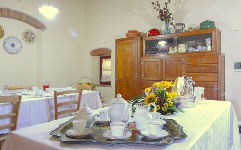 Galleria di Brolio: Meubilair, Tableware, Tafel, Tafelkleed, Interieur Ontwerp, Eetkamer, Keuken En Eettafel, Serveware, Dishware, Verlichting