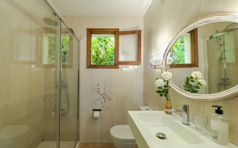 Cala Tuent: Badkamer, Eigendom, Kamer, Interieur Ontwerp, Groen, Plafond, Gebouw, Huis, Bad, Onroerend Goed