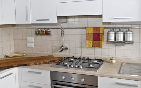 Villa Eleonora: Countertop, Cabinetry, Keuken, Kamer, Meubilair, Eigendom, Tegel, Lade, Fornuis, Interieur Ontwerp