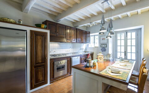 Villa Magnolia: Countertop, Kamer, Eigendom, Keuken, Meubilair, Cabinetry, Gebouw, Plafond, Interieur Ontwerp, Verdieping