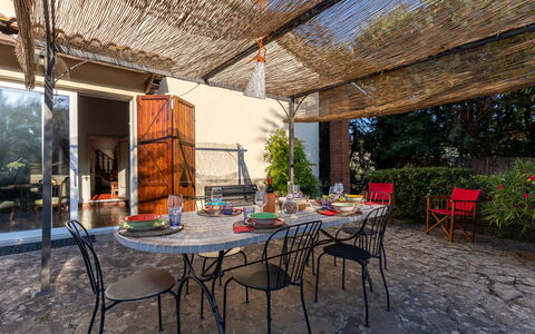 Villa Mimosa: Tafel, Fabriek, Meubilair, Stoel, Schaduw, Hout, Buitenmeubels, Boom, Buitentafel, Vrije Tijd