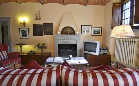 Villa Santa Maria: Kamer, Meubilair, Slaapkamer, Bed, Eigendom, Laken, Interieur Ontwerp, Bed Frame, Plafond, Bedding