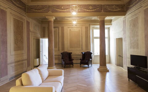 Appartamento Imperiale: Gebouw, Verdieping, Interieur Ontwerp, Eigendom, Kamer, Plafond, Kolom, Architectuur, Flooring, Meubilair