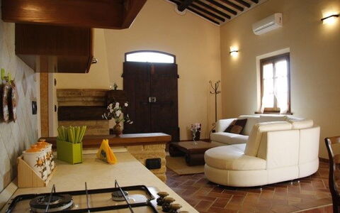Villa Camelia: Kamer, Woonkamer, Interieur Ontwerp, Eigendom, Gebouw, Plafond, Meubilair, Huis, Verdieping, Tafel