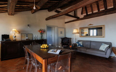Terrazza Cortonese: Meubilair, Tafel, Eigendom, Fotolijst, Hout, Interieur Ontwerp, Bankstel, Stoel, Verdieping, Woonkamer