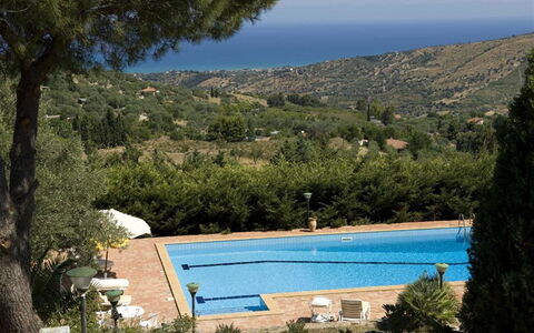 Villa Ivoni: Zwembad, Eigendom, Azure, Vakantie, Huis, Villa, Toevlucht, Boom, Onroerend Goed, Landgoed