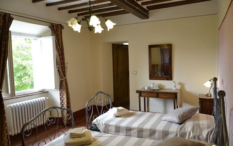 Villa Il Borgo: Kamer, Eigendom, Meubilair, Gebouw, Interieur Ontwerp, Plafond, Slaapkamer, Huis, Bed, Onroerend Goed