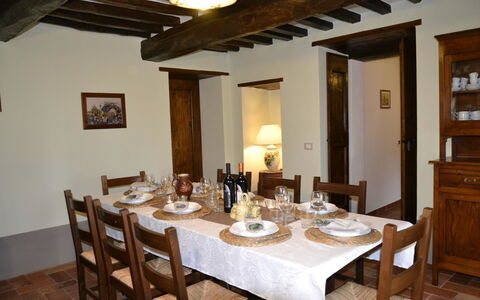 Villa Il Borgo: Kamer, Eigendom, Eetkamer, Gebouw, Tafel, Restaurant, Meubilair, Huis, Interieur Ontwerp, Onroerend Goed