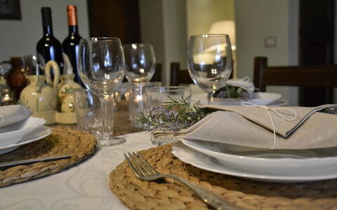 Villa Il Borgo: Tafelkleed, Tafel, Dishware, Wijnglas, Voedsel, Glaswerk, Tableware, Bord