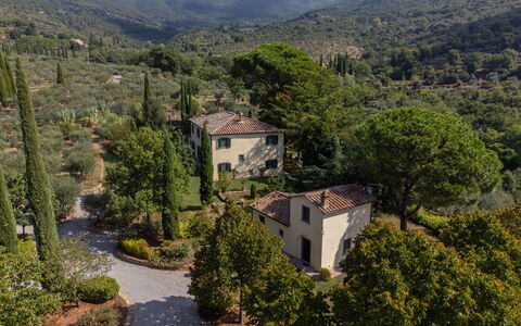 Villa San Pietro: Fabriek, Wolk, Plantengemeenschap, Berg, Gebouw, Lucht, Boom, Natuurlijk Landschap, Hoogland, Huis