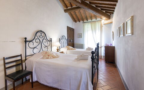 Villa San Pietro: Slaapkamer, Bed, Kamer, Meubilair, Eigendom, Interieur Ontwerp, Gebouw, Laken, Bed Frame, Muur