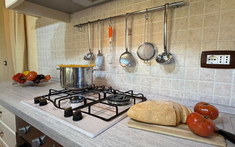 Villa Mira: Keuken, Toestel Van De Keuken, Countertop, Fornuis, Gasfornuis, Fornuis, Cooktop, Major Appliance, Huishoudapparatuur
