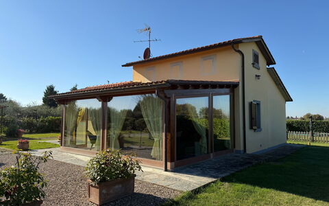 Villa Mira: Dak, Huis, Veranda, Outdoor Structuur, Verblijf, Schaduw, Garden Gebouwen, Tuin, Werf, Boerderij