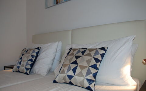 Shina App. 8: Meubilair, Hoofdkussen, Kamer, Slaapkamer, Bedding, Kussen, Bed, Eigendom, Interieur Ontwerp, Laken