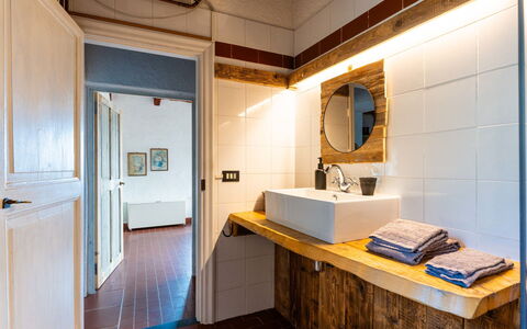 Mes Mas: Muur, Loodgieterswerkinrichting, Flooring, Hout, Interieur Ontwerp, Wastafel In De Badkamer, Verdieping, Kraan, Plafond, Badkamer