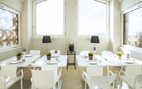 Villa Degli Ulivi: Wit, Kamer, Restaurant, Interieur Ontwerp, Eigendom, Meubilair, Tafel, Gebouw, Geel, Eetkamer