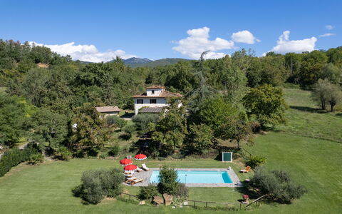 Villa Marina: Wolk, Fabriek, Lucht, Eigendom, Natuurlijk Landschap, Land Lot, Berg, Vegetation, Boom, Gras