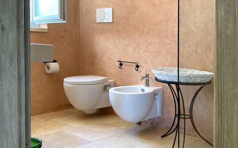 Trullo Oak: Bruin, Loodgieterswerkinrichting, Eigendom, Gebouw, Badkamer, Wc Bril, Wastafel In De Badkamer, Toilet, Purper, Kraan