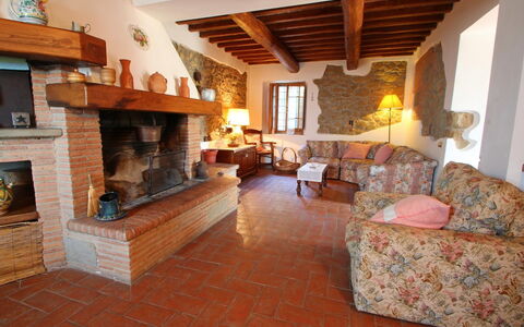 Podere Santa Lucia: Kamer, Eigendom, Woonkamer, Haard, Fireplace, Gebouw, Huis, Verdieping, Interieur Ontwerp, Huis