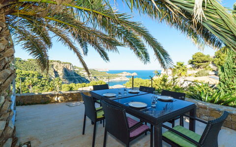 Solymar: Tafel, Lucht, Water, Meubilair, Fabriek, Plantkunde, Azure, Badplaats, Buitentafel, Boom
