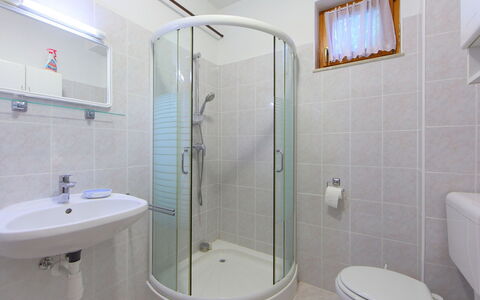 Golf Tee: Badkamer, Eigendom, Kamer, Loodgieterswerkinrichting, Architectuur, Interieur Ontwerp, Tegel, Deur Van De Douche, Kraan, Onroerend Goed