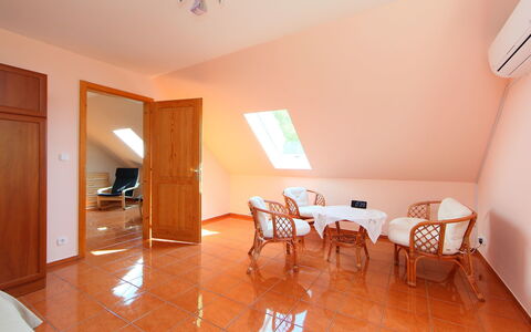 Golf Tee: Kamer, Eigendom, Verdieping, Gebouw, Meubilair, Huis, Interieur Ontwerp, Onroerend Goed, Houten Vloer, Plafond