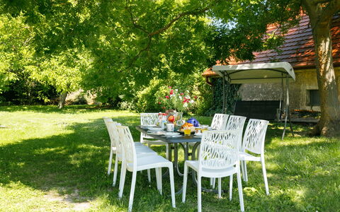 Golf Tee: Fabriek, Meubilair, Tafel, Stoel, Natuurlijk Landschap, Buitenmeubels, Boom, Schaduw, Buitentafel, Gras