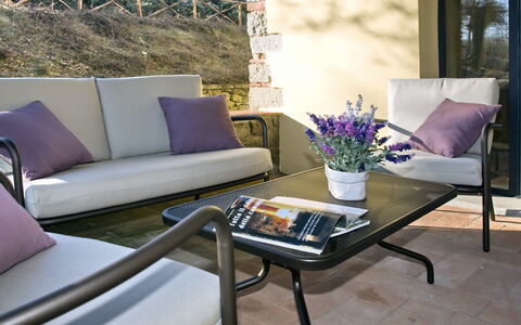 Villa Del Monte: Meubilair, Koffietafel, Purper, Tafel, Woonkamer, Bankstel, Kamer, Patio, Interieur Ontwerp, Buitenmeubels
