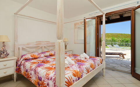Iris: Bed, Slaapkamer, Meubilair, Kamer, Eigendom, Hemelbed, Hemelbed, Bed Frame, Interieur Ontwerp, Laken