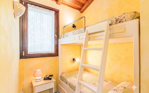 Dalila: Slaapkamer, Bed, Interieur Ontwerp, Huis, Meubilair, Bed Frame, Plafond, Bedding, Laken, Hotel