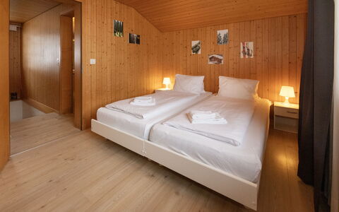 Chalet Reinhysi: Slaapkamer, Hout, Bed, Verdieping, Interieur Ontwerp, Flooring, Laken, Plafond, Meubilair, Kamer