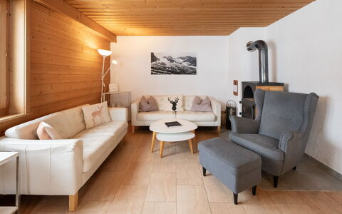 Chalet Reinhysi: Meubilair, Interieur Ontwerp, Flooring, Verdieping, Bankstel, Hout, Woonkamer, Kamer, Plafond, Verlichting