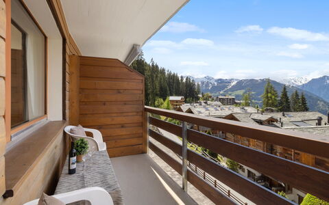 Bruyères A32: Hout, Huis, Appartement, Balkon, Condominium, Siding, Schaduw, Veranda, Hardwood, Ontwerp