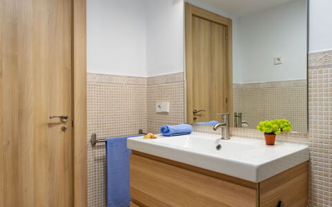 Carihuela Playa: Badkamer, Kamer, Eigendom, Interieur Ontwerp, Kraan, Architectuur, Tegel, Gebouw, Huis, Onroerend Goed