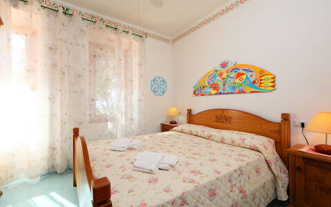 Bouganville: Slaapkamer, Bed, Kamer, Meubilair, Eigendom, Laken, Bedding, Bed Frame, Interieur Ontwerp, Muur