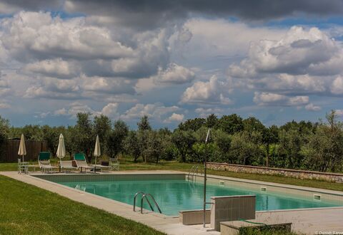 Agriturismo La Papessa: Water, Wolk, Lucht, Fabriek, Boom, Azure, Zwembad, Natuurlijk Landschap, Land Lot, Schaduw
