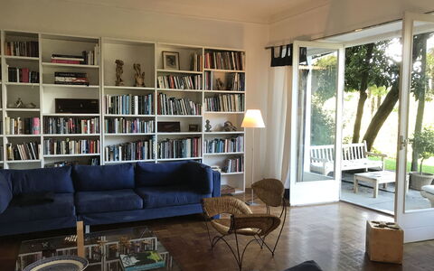 Villa Ghis - Sleeps 16: Woonkamer, Meubilair, Kamer, Stellingen, Eigendom, Boekenkast, Gebouw, Bankstel, Plank, Interieur Ontwerp