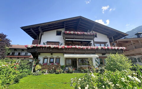 Aschau im Zillertal 485: Huis, Huis, Tuin, Verblijf, Landgoed, Werf, Balkon, Landscaping, Hacienda, Villa