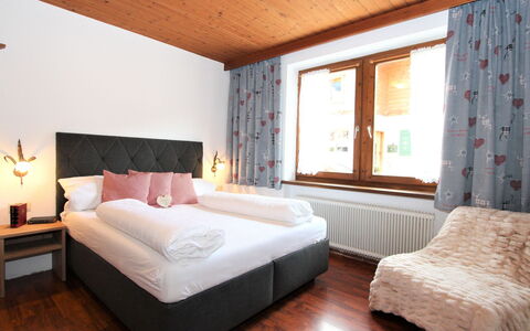 Aschau im Zillertal 485: Slaapkamer, Meubilair, Bed, Kamer, Interieur Ontwerp, Eigendom, Matras, Laken, Bed Frame, Bedding