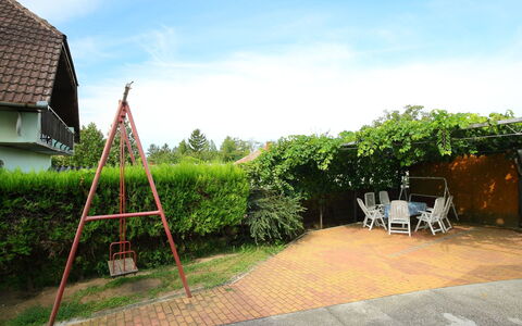 Cabernet: Lucht, Fabriek, Wolk, Venster, Gebouw, Huis, Schaduw, Verblijf, Vrije Tijd, Gras